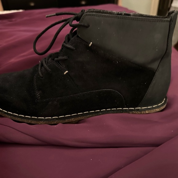 Clark’s Black Suede and Leather Desert Booties. Size 9 W. - Picture 2 of 4